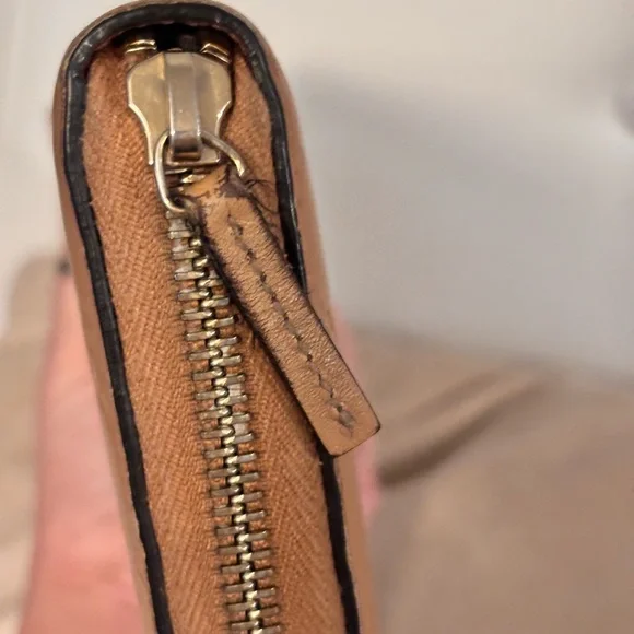 GUCCI GG Embossed Tan Leather Zippy Wallet EUC - Picture 8 of 12